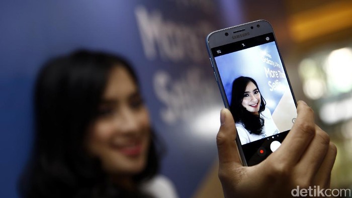 Samsung menghadirkan amunisi baru di pasar ponsel Indonesia. Dua perangkat sekaligus yang mereka boyong, yakni Galaxy J5 Pro dan J7 Pro. Kedua ponsel ini menawarkan sejumlah fitur yang menjanjikan pengalaman live vlogging  yang maksimal.