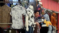Banyaknya pusat perbelanjaan di Jakarta dan maraknya penjualan secara online, membuat Blok M Mal sepi.