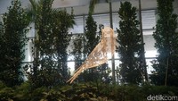 Suasana hijau taman-taman semakin membuat traveler betah di Terminal 4 baru Changi. Apalagi ada karya seni berupa burung hologram berwarna emas ini. Canggih! (Kanavino/detikTravel)