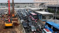 Macet disebabkan oleh beberapa faktor, seperti penyempitan ruas jalan karena proyek pembangunan LRT. 