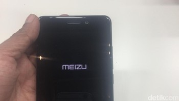Desain dari Pro 7 dan Pro 7 Plus pun cukup menarik. Meizu masih mempertahankan tombol home fisik yang juga berfungsi sebagai sensor sidik jari. (Foto: Elizabeth Elza Astari Retaduari/detikINET)