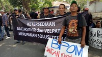 Aksi unjuk rasa berlangsung di depan kantor Badan Pengawasan Obat dan Makanan (BPOM), Kamis (27/7/2017) Salemba, Jakarta. Demo ini diadakan untuk mendesak segera didaftarkannya dua jenis obat yakni Daclatasvir dan Velpatasvir. Foto: Aisyah/detikHealth