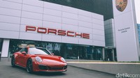 Mobil didesain dengan sporty, pelek berukuran 20 inci, ditambah dengan logo GTS di bagian pintu yang melengkapi tampilan samping. Bar khas Targa, disediakan dalam warna hitam untuk pertama kalinya pada GTS, juga memberikan 911 Targa tampilan yang sangat khas. Foto: Porsche