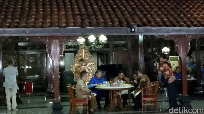 Asyik Ngobrol, SBY dan Prabowo Santap Nasgor Bersama