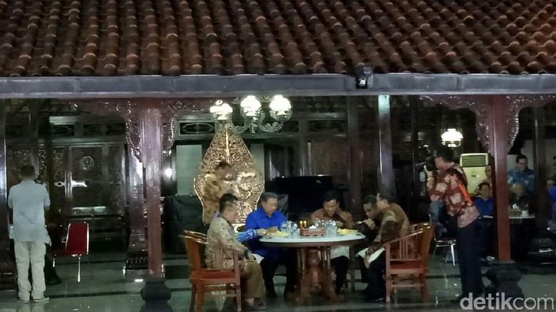 Asyik Ngobrol, SBY dan Prabowo Santap Nasgor Bersama Asyik Ngobrol, SBY dan Prabowo Santap Nasgor Bersama