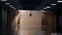 Pusat perbelanjaan itu terlihat sangat lengang.