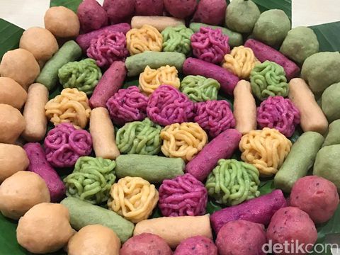 Selain pempek besar ada juga pempek kecil.