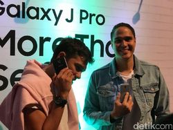 Gaya Seleb Muda Menggenggam Duo Galaxy J Pro