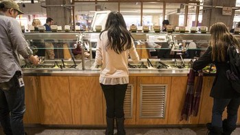 Ia juga mendesain ruang makan Facebook ini yang bentuknya seperti kafetaria di sekolah-sekolah. (Foto: Damon Dahlen/Huffington Post)