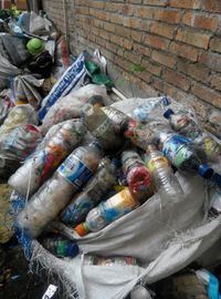 Sampah selama 3 tahunan yang dikelola sendiri menjadi ecobricks (dok Josh Handani/Rumah Inspirasi Jogja)