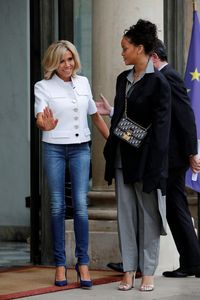 Foto: Adu Gaya Rihanna dan Ibu Negara Prancis Saat Bertemu di Paris