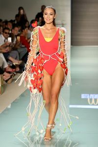 Ketika Bungkus McD dan KFC Disulap Jadi Baju Renang Unik 