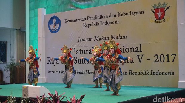 Mendikbud Jamu Makan Malam Para Raja dan Sultan se-Indonesia