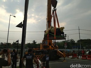 Dibuat dari Fosil Kayu, Berapa Harga Patung Banteng di Gedung BEI?