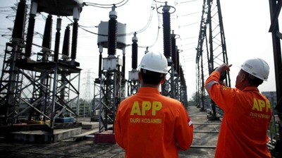 Petugas PLN Lakukan Pemeliharaan GIS Alam Sutera