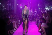 Pakai Gaun Sama, Lebih Seksi Cara Delevingne atau Bella Hadid?