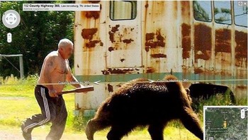 Gagah berani melawan beruang. Foto: Mirror