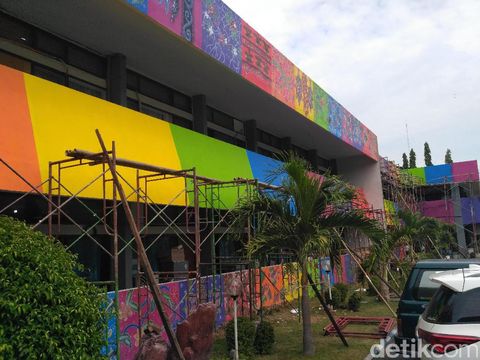 Seluruh kantor pemerintahan dicat batik/