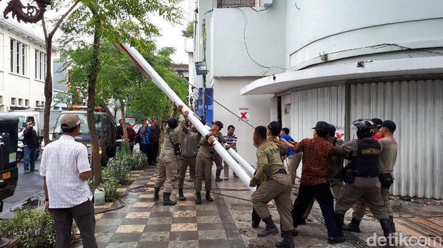 Reklame pembangunan hotel di Jalan Tunjungan dibongkar/