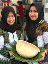 Pempek besar untuk hajatan.
