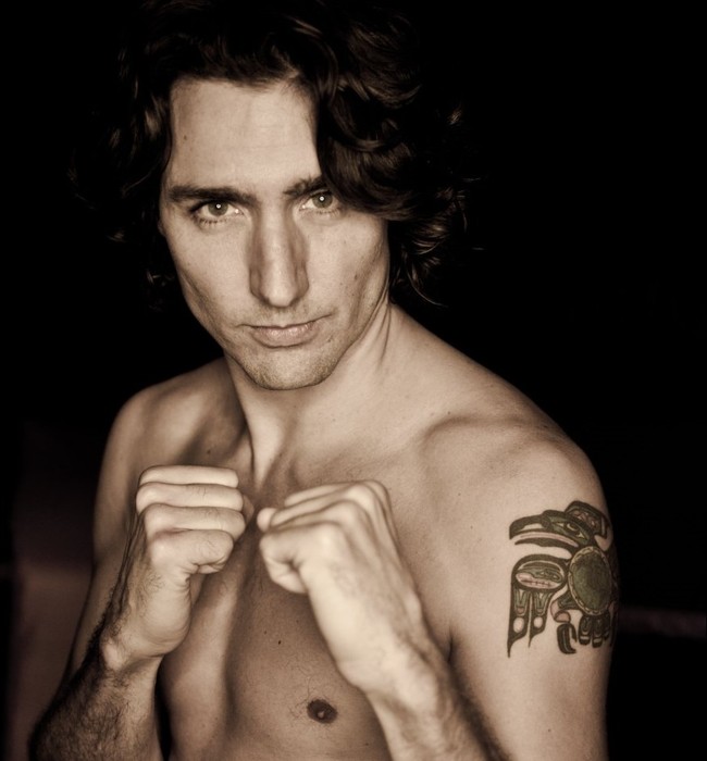Foto Justin Trudeau bertato ini sempat menjadi viral karena memang sang perdana menteri jarang tampil memperlihatkan tatonya. Tato ini dibuatnya dua kali, pertama saat dia berusia 23 tahun dan kedua ketika sudah berusia 40 tahun. Foto: Istimewa