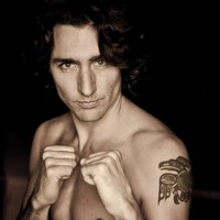 Foto Justin Trudeau bertato ini sempat menjadi viral karena memang sang perdana menteri jarang tampil memperlihatkan tatonya. Tato ini dibuatnya dua kali, pertama saat dia berusia 23 tahun dan kedua ketika sudah berusia 40 tahun. Foto: Istimewa