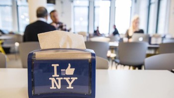 Tapi ternyata ada banyak pegawai kafetaria Facebook yang gajinya terhitung rendah dan merasa sulit di tengah biaya hidup yang tinggi. (Foto: Damon Dahlen/Huffington Post)