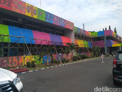 Pengecatan motif batik juga dilakukan di pinggir pertokoan/