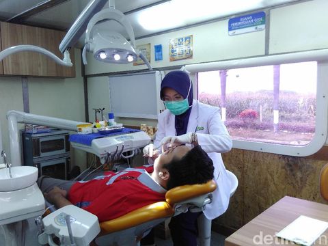 Warga diperiksa di dalam gerbong kereta/