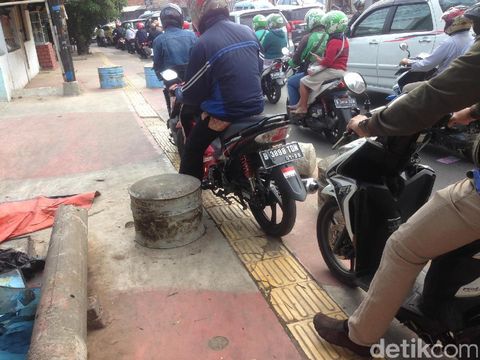  Pemotor menerobos trotoar di Jl Dewi Sartika, Jaktim, Kamis (27/7/2017)