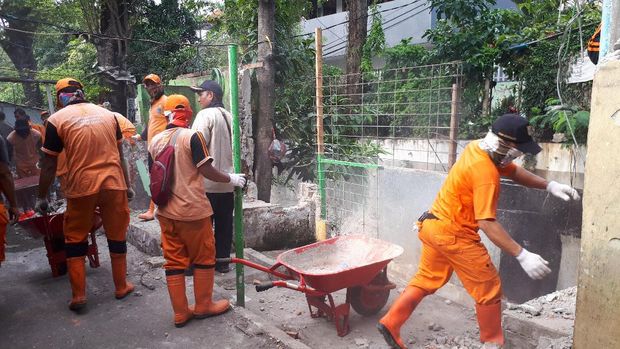 Pasukan Oranye juga ikut membantu membersihkan sisa-sisa reruntuhan bangunan liar.