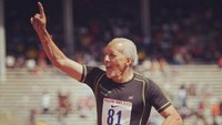 Bill Collins memenangkan lomba lari sejauh 100 meter dalam kelas M65 dengan waktu 12 menit 33 detik. Foto: Instagram @usatf