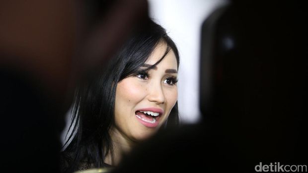 Ayu Ting Ting Soal Nikah Lagi, Sarita 'Pergoki' Suami dengan Jennifer Dunn