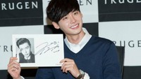 Foto: Kalau tahun 2017, tepatnya 25 Juli baru saja terpilih aktor Lee Jong Suk sebagai duta pariwisata. Siap-siap menanti iklan promosi pariwisata yang dibintangi aktor tampan ini ya! (AFP)