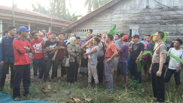 Aksi Sugiono mengundang perhatian warga