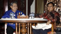Prabowo dan SBY menikmati nasi goreng sebelum memulai perbincangan (Foto: Muhammad Ridho Suhandi)
