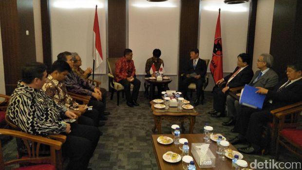 Pengurus PDIP menggelar pertemuan dengan politikus Jepang.