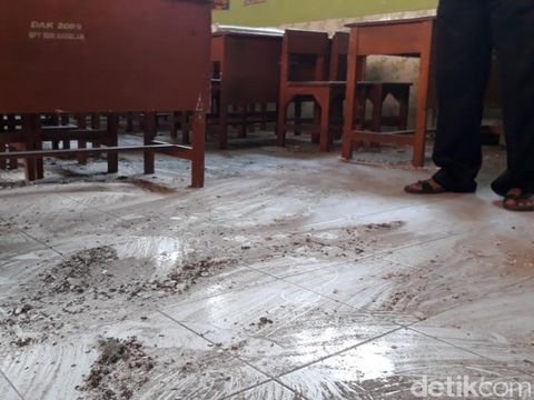 Sisa reruntuhan atap sekolah runtuh masih  berserakan/