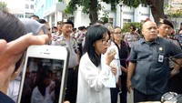 Akhirnya, pihak dari BPOM keluar dan memberikan pernyataan langsung. Ini dalam proses review. Kami ingin kualitas baik, sehingga bapak ibu menggunakan obat yang aman, berkualitas dan tujuan pengobatan bisa sembuh 100 persen, ungkap Direktur Pengawasan Produksi Produk Terapetik BPOM, Togi Junice Hutadjulu. Foto: Aisyah/detikHealth