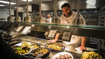 Makananan yang disediakan pun dimasak langsung oleh chef berpengalaman di restoran mewah bernama Nathaniel Eckhaus. (Foto: Damon Dahlen/Huffington Post)