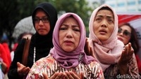 Mereka berdoa sebelum berunjuk rasa.