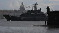 Kapal Angkatan Laut Rusia Minsk terlihat di Sungai Neva, St. Petersburg, Rusia. 