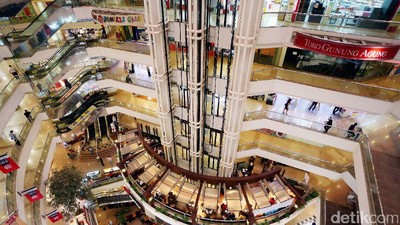 Foto : Mal Makin Banyak, Sinar Blok M Plaza Makin Redup