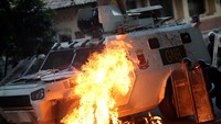 Massa melemparkan bom molotov ke polisi. REUTERS/Ueslei Marcelino.