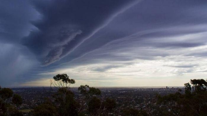 Badai Adelaide, Dua Pekerja Dibawa ke RS Akibat Tersambar Petir