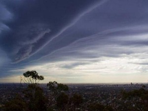 Badai Adelaide, Dua Pekerja Dibawa ke RS Akibat Tersambar Petir