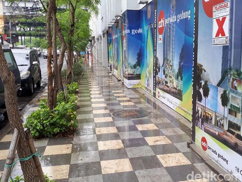Pedestrian di Surabaya rusak karena pembangunan hotel/