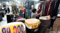 Hanya 1 atau 2 pengunjung yang terlihat mengdatangi toko.