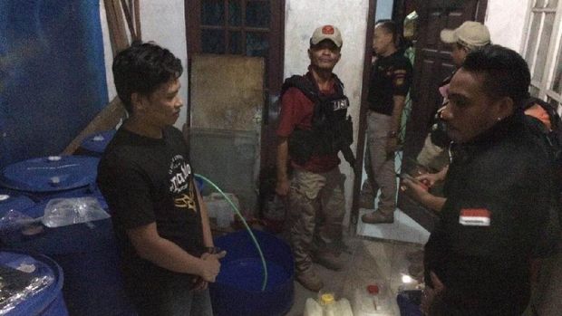 9 Drum berisi 1.900 liter cairan tiner dan 3 jirigen miras oplosan disita. Dua orang karyawan diamankan. Fotografer: Istimewa