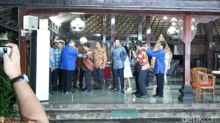 SBY-Agus Yudhoyono Cipika-cipiki dengan Prabowo